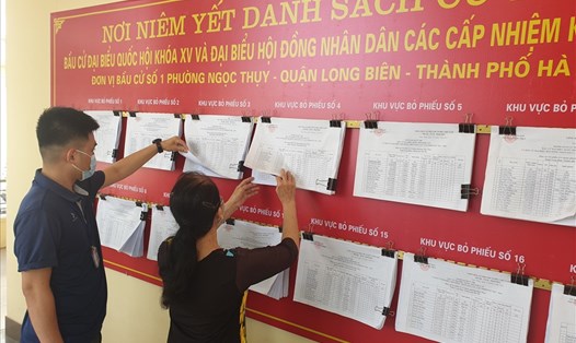 Niêm yết danh sách cử tri tại phường Ngọc Thuỵ, quận Long Biên, Hà Nội. Ảnh: Phạm Đông