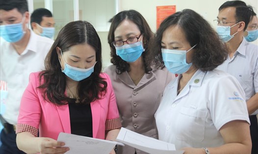Công tác kiểm tra tiêm vaccine phòng COVID-19 tại Bệnh viện Đa khoa tỉnh Yên Bái. Ảnh: Văn Đức