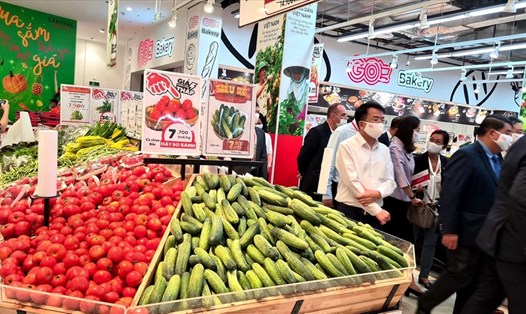 Lượng hàng hóa tại các chợ dân sinh và siêu thị dồi dào, giá rẻ để hỗ trợ người dân chống dịch COVID-19. Ảnh: Vũ Long