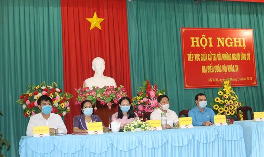 Chủ tịch Tổng Liên đoàn Lao động Việt Nam Nguyễn Đình Khang (ngoài cùng, bên phải) cùng với 4 ứng cử viên khác tiếp xúc cử tri tại TP.Phan Rang - Tháp Chàm. Ảnh: Nhiệt Băng