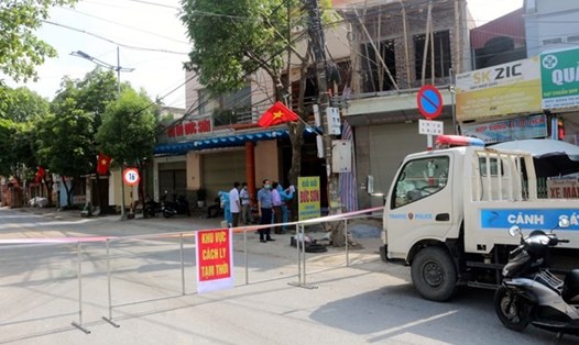 Các lực lượng chức năng tỉnh Hà Nam lập 2 chốt phong tỏa tạm thời ở thị trấn Quế, tỉnh Hà Nam. Ảnh: Đại Nghĩa/TTXVN