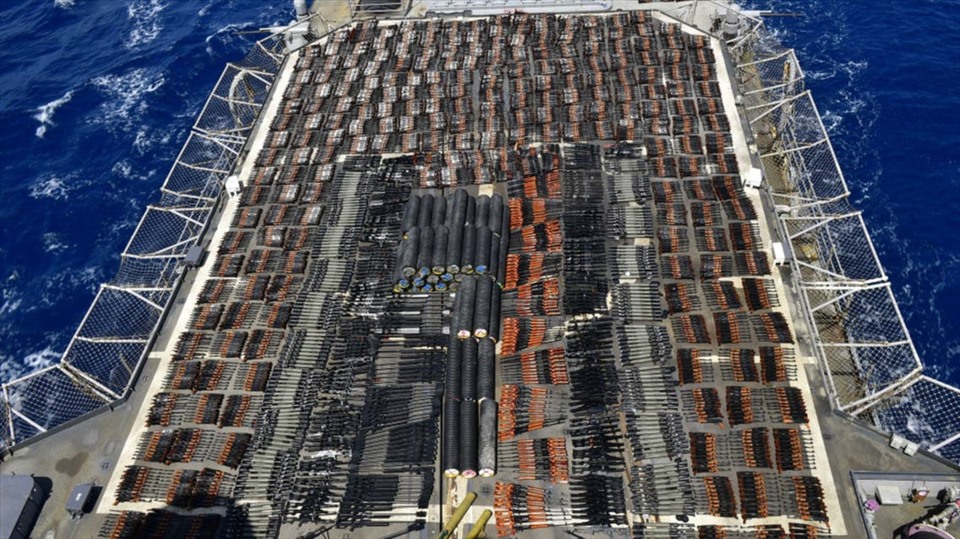 Lô vũ khí trên tàu vô chủ bị Mỹ bắt giữ. Ảnh: Hải quân Mỹ