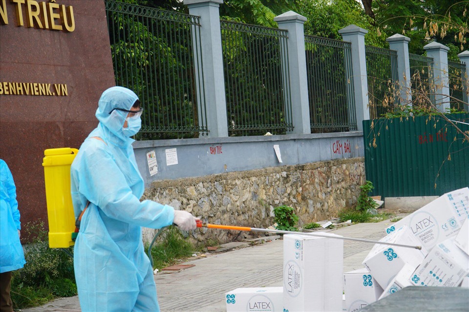 Khử khuẩn tại Bệnh viện K. Ảnh: Ngọc Lê