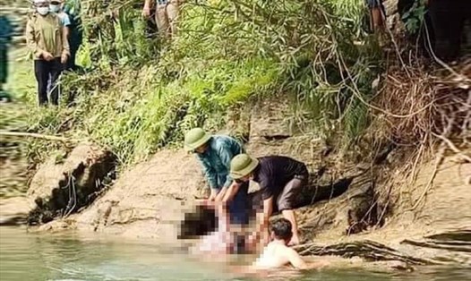 Lực lượng chức năng đưa thi thể nạn nhân xấu số tử vong vì đuối nước lên bờ. Ảnh: Lào Cai.