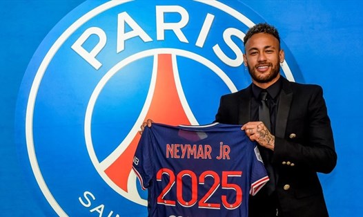 Neymar đặt bút gia hạn hợp đồng với Paris Saint Germain thêm 4 năm nữa nhưng chẳng ai biết chuyện gì sẽ xảy ra. Ảnh: PSG