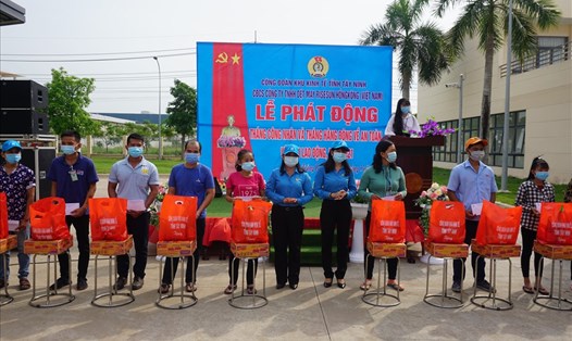 Lãnh đạo LĐLĐ tỉnh Tây Ninh và Công đoàn Khu kinh tế tỉnh trao tặng quà cho CNLĐ có hoàn cảnh khó khăn. Ảnh LĐLĐ Tây Ninh cung cấp