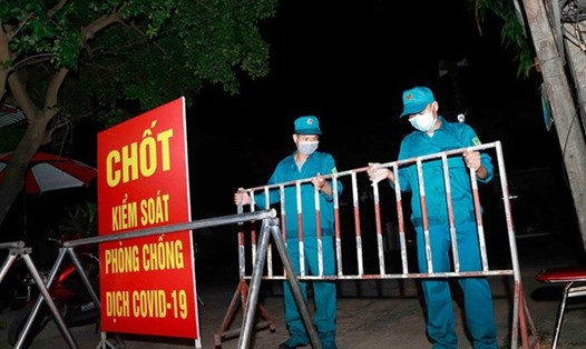 Lực lượng chức năng phong tỏa thôn Tiền Phong, xã Tân Phong, huyện Bình Xuyên, tỉnh Vĩnh Phúc đêm 4.5 .Ảnh: N.Khánh