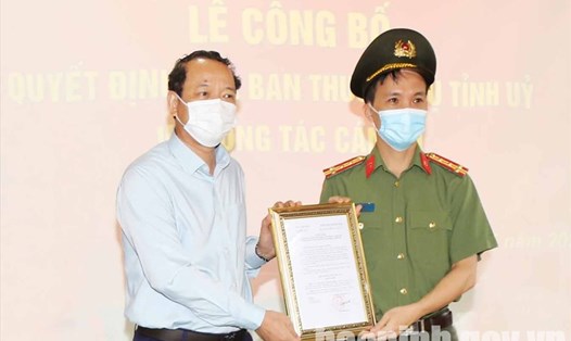 Đại tá Bùi Duy Hưng nhận quyết định chỉ định giữ chức Bí thư Đảng uỷ Công an tỉnh Bắc Ninh. Ảnh: CAT Bắc Ninh.