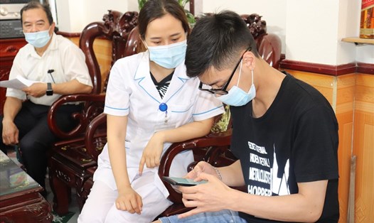 Hướng dẫn người dân khai báo y tế điện tử. Hiện, Quảng Ninh đang thực hiện khai báo y tế toàn dân lần thứ 4. Ảnh: CTV