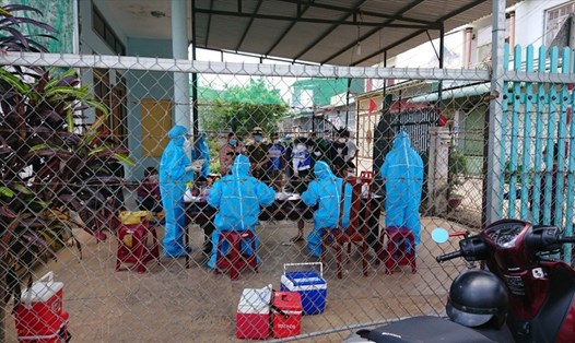 Lực lượng y tế tỉnh Đắk Lắk tiến hành lấy mẫu xét nghiệm cho người dân khu vực bệnh nhân 3237 sinh sống. Ảnh: T.X
