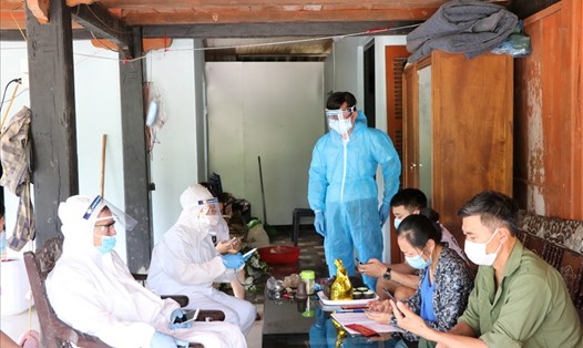 Trung tâm Y tế huyện Trấn Yên cùng lực lượng chức năng đến từng gia đình để lấy khai báo y tế.