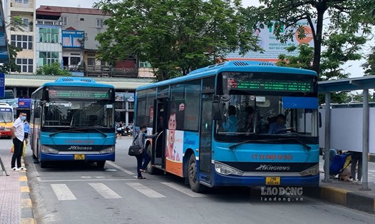Thêm nhiều ca mắc COVID-19 mới, xe buýt Hà Nội vận chuyển dưới 20 người/xe. Ảnh Vương Trần