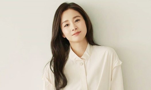 Kim Tae Hee trẻ trung ở tuổi ngoài 40. Ảnh poster.