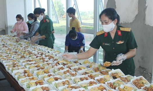 Hội viên hội phụ nữ Bộ Chỉ huy Quân sự tỉnh Thừa Thiên Huế phối hợp các lực lượng bảo đảm bữa ăn cho các công dân cách ly y tế tập trung tại T3. Ảnh: T. Tình.