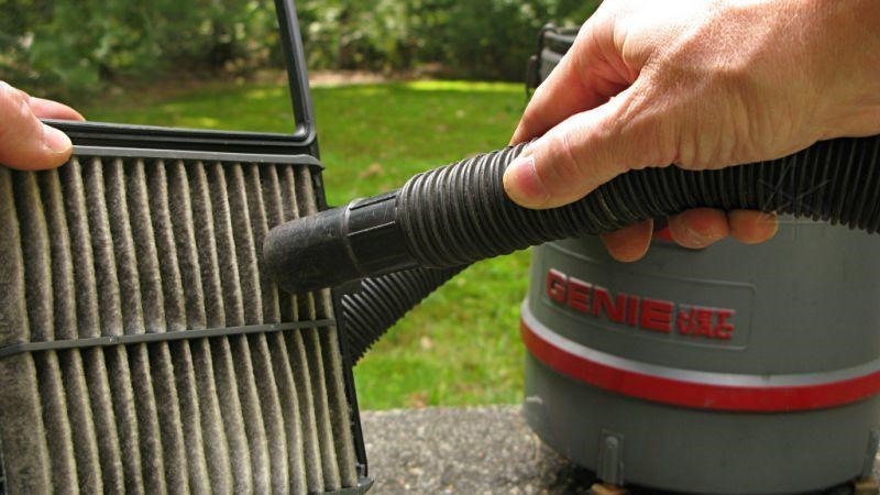 Vệ sinh lọc gió điều hòa ôtô đơn giản. Ảnh: TT