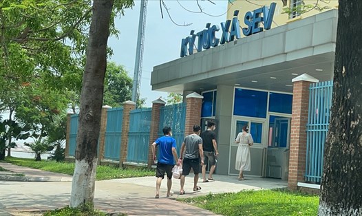 Công nhân Công ty TNHH Samsung Electronics Việt Nam - Bắc Ninh thực hiện nghiêm việc đeo khẩu trang, giãn cách khi ra vào ký túc xá củ công ty trưa 9.5. Ảnh: Bảo Anh