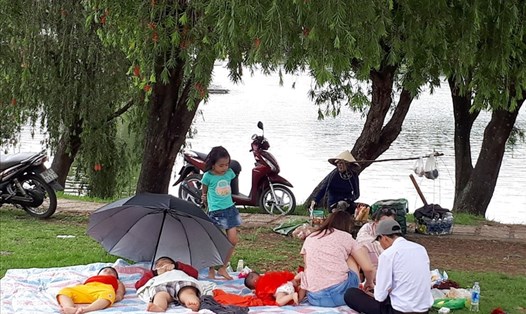 Hoạt động du lịch dã ngoại tại những khu vực công cộng được giới trẻ khá ưa chuộng ở Đà Lạt, Lâm Đồng. Ảnh: Hoa Lê