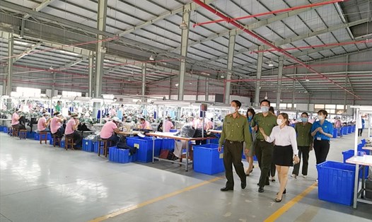 LĐLĐ tỉnh Lâm Đồng phối hợp kiểm tra công tác an toàn vệ sinh lao động và phòng chống dịch bệnh COVID-19. Ảnh Đức Thiệm