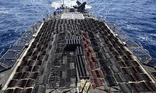 Vũ khí trên tàu vô chủ ở biển Arab bị Mỹ bắt giữ. Ảnh: AFP
