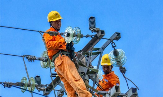 Công nhân của EVNSPC bảo trì hệ thống điện nhằm cung cấp ổn định, liên tục điện cho khách hàng. Ảnh: EVNSPC cung cấp