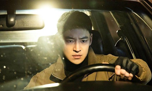 Lee Je Hoon được yêu mến khi đóng chính "Taxi Driver". Ảnh cắt phim.