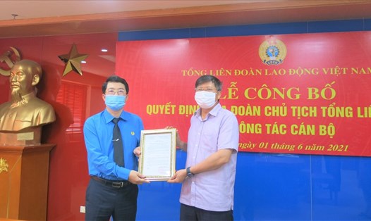 Phó Chủ tịch Tổng LĐLĐVN Phan Văn Anh (bên phải) trao quyết định cho ông Lê Thanh Tùng. Ảnh: Ngọc Tú
