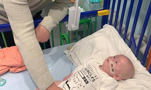 Cậu bé Arthur Morgan 5 tháng tuổi ở Anh, được chẩn đoán mắc bệnh teo cơ tủy sống (SMA), thường dẫn đến tê liệt và tử vong trong vòng hai năm. Ảnh: Dịch vụ Y tế Quốc gia (NHS)