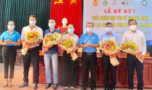 Lãnh đạo LĐLĐ tỉnh Quảng Trị cảm ơn các doanh nghiệp đã đồng hành với đoàn viên, người lao động. Ảnh: Ly Na.