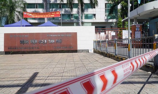 Bệnh viện quận Tân Phú đang bị phong toả tạm thời. Ảnh: Anh Tú