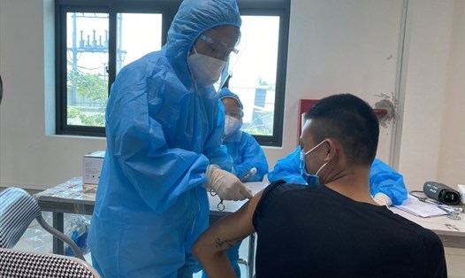 Công nhân lao động Công ty cổ phần May xuất khẩu Hà Phong (huyện Hiệp Hoà, tỉnh Bắc Giang) được tiêm vaccine COVID-19. Ảnh: Thanh Hà