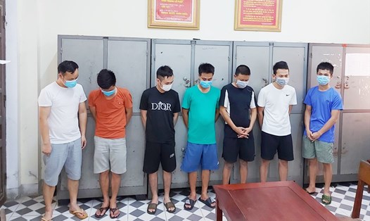 7 trong số 11 bị can đánh bạc bị Công an huyện Cẩm Xuyên khởi tố. Ảnh: Trần Tuấn.