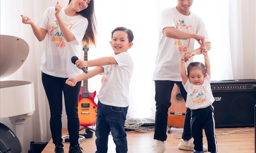 Gia đình hạnh phúc của Khánh Thi - Phan Hiển. Ảnh: NVCC