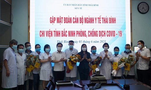 Phó Chủ tịch UBND tỉnh Thái Bình Trần Thị Bích Hằng (giữa) tặng hoa, động viên 6 cán bộ y tế lên đường hỗ trợ Bệnh viện Đa khoa tỉnh Bắc Ninh. Ảnh: CTV.