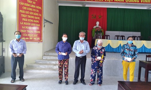 Đại diện lãnh đạo xã Quảng Vinh (huyện Quảng Điền, Thừa Thiên Huế) trao quà của đoàn từ thiện nghệ sĩ Hoài Linh hỗ trợ người dân bị ảnh hưởng bởi thiên tai trong năm 2020. Ảnh: PV.