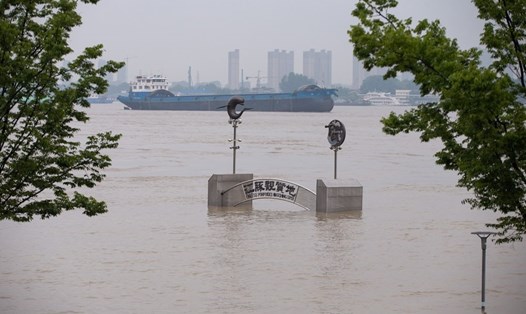 Lũ lụt trên sông Dương Tử, Trung Quốc, tháng 7.2020. Ảnh: Xinhua