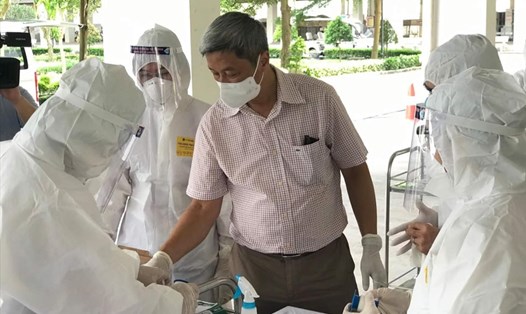 Các cán bộ y tế mặc bảo hộ khi tiêm vaccine COVID-19 cho công nhân ở Bắc Giang. Ảnh: Bộ Y tế