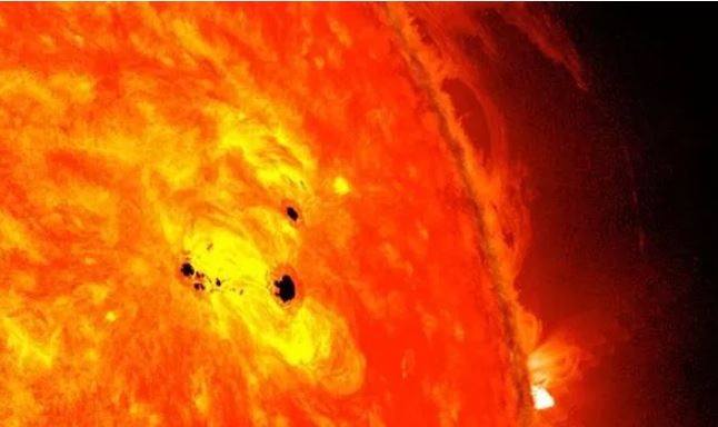 Mặt trời phun trào nhật hoa "sáng nhất, nhanh nhất" sượt qua Trái đất