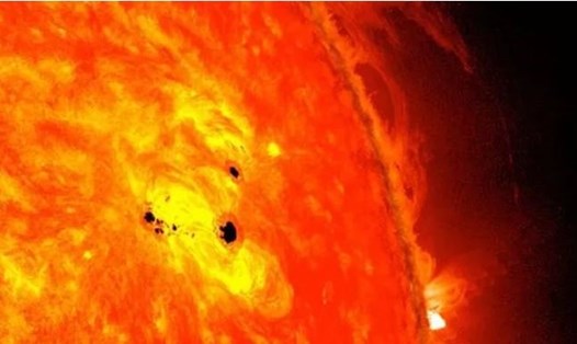 Một vụ phun trào nhật hoa từ Mặt trời quét qua từ quyển của Trái đất trong ngày 1.6. Ảnh: NASA.