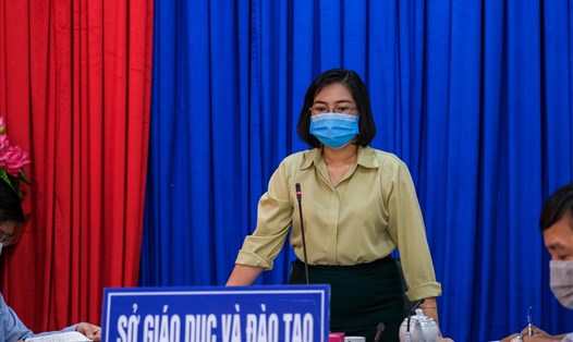 Bà Trần Hồng Thắm, Giám đốc Sở GDĐT TP.Cần Thơ phát biểu tại hội nghị trực tuyến với các phòng GDĐT và các điểm trường tổ chức kỳ thi tuyển sinh vào 10. Ảnh M.A