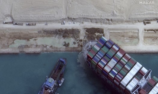 Tàu Ever Given mắc kẹt ở kênh đào Suez hồi tháng 3.2021. Ảnh: Maxar/AFP