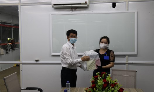 Lãnh đạo HĐND huyện Thái Thụy (Thái Bình) tặng quà động viên đoàn viên Nguyễn Thị Tuyết. Ảnh: Bá Mạnh