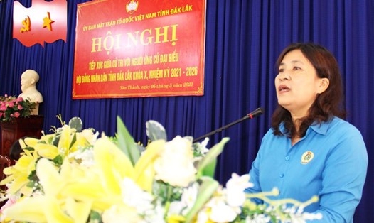 Bà Nguyễn Thị Lý - Phó Chủ tịch LĐLĐ tỉnh Đắk Lắk trong một buổi tiếp xúc cử tri trước thềm đợt bầu cử. Ảnh: Bảo Trung