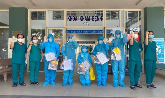 Đà Nẵng có thêm 9 bệnh nhân COVID-19 xuất viện, một bệnh nhi nhận quà 1.6. Ảnh: Hoà Vang