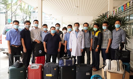Bác sĩ Anh Thơ (giữa) là thành viên nữ duy nhất trong đoàn 13 y bác sĩ đội phản ứng nhanh Bệnh viện Chợ Rẫy đến 
Kiên Giang, tăng cường lá chắn phòng COVID-19, ngày 19.4.2021. Ảnh: BVCC
