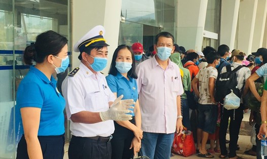 Ông Chuyên (thứ 2 từ trái sang) báo cáo với lãnh đạo LĐLĐ tỉnh Quảng Trị và lãnh đạo Công đoàn ngành Y tế tỉnh Quảng Trị những khó khăn trong quá trình làm nhiệm vụ. Ảnh: Bội Nhiên.