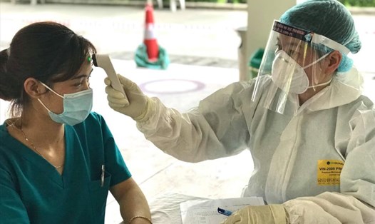 Cán bộ y tế chuẩn bị tiêm vaccine COVID-19 cho công nhân tại Bắc Giang. Ảnh: Bộ Y tế