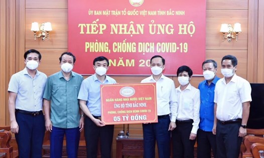 Phó Thống đốc Thường trực NHNN Đào Minh Tú trao 5 tỉ đồng ủng hộ tỉnh Bắc Ninh phòng, chống dịch COVID-19. Ảnh: SBV