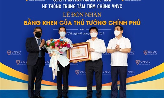Thứ trưởng Bộ Y tế Trương Quốc Cường (đứng thứ 2 từ phải sang) thay mặt Chính Phủ và Bộ Y Tế trao tặng bằng khen của Thủ tướng Chính phủ cho đại diện Công ty Cổ phần Vacxin Việt Nam VNVC.
