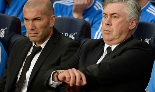 Zidane từng đi theo "phò tá" cho Ancelotti, trước khi cầm quân chuyên nghiệp tại Real Madrid. Ảnh: AFP