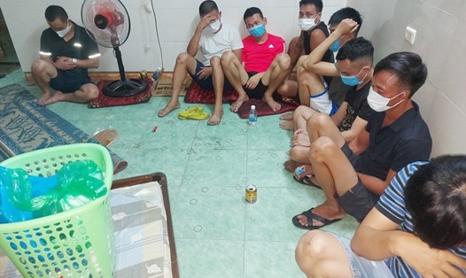 Các đối tượng trong ổ nhóm đánh bạc ở khách sạn Bảo Vinh bị Công an huyện Cẩm Xuyên bắt giữ, trong đó có nhiều đối tượng cộm cán. Ảnh công an cung cấp.